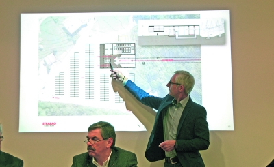 GR Manfred Lechner erklärt die Vision der Liste Zisterer. Zu sehen ist der Plan für die neue Talstation der 10er-Gondel aufs Sonnwendjoch.