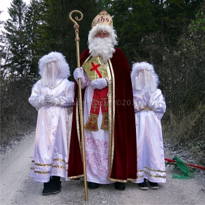 Der Hl. Nikolaus und seine beiden Engel auf dem Weg von der Kragen-Alm nach Kundl