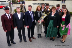 Vize-Bgm Ing. Albert Margreiter, Vize-Bgm Michael Dessl, Bgm Anton Hoflacher mit Gattin, Jungbauern-Obmann Reinhard Häusler, FF-Kdt Erich Krail, Ortsbäuerin Marianne Seebacher, OBM Erwin Baumann, FF-Kdt-Stv Christof Huber, Jungbauern-Ortsleiterin Juliane Seebacher