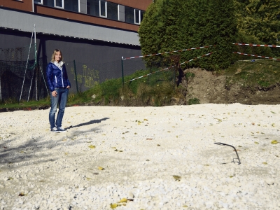 GR Mag. Julia Muglach (Obfrau Jugend- und Familienausschuss), zeigt den geplanten Standpunkt eines Fun-Courts neben dem Skaterplatz.