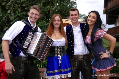 Zwei Musikanten vom Trio „Alp 3“ aus Alpbach führen die Trachtparade mit passender Begleitung an