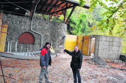 Bgm. Martin Götz (ÖVP) (re.) besucht Gemeinde-Arbeiter Florian Götz am Schlossberg.