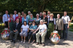 Stehend: BH Dr. Christian Bidner, Josefine Ahrens (50 Jahre verheiratet), Edenstrasser Johann und Christa (50), Neustetter Helmut und Maria (50), Kruckenhauser Josef und Sieglinde (50), Haaser Franz und Adelinde (50), Margreiter Josef und Katharina (50), Haas Johann und Theresia (50), BM Anton Hoflacher. Sitzend: Seebacher Josef und Irene (60), Binder Friedrich und Erika (70).