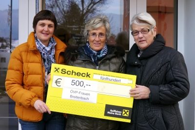 Sprengel-GF Mag. Sabine Eder-Unterrainer übernimmt den Spendenscheck über 500,- Euro von GR Martha Hollaus und Greti Messner