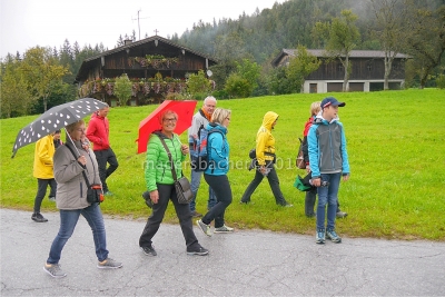 Eine der vielen teilnehmenden Wandergruppen an der heurigen „Saulueger Roas“ am Sonntag 10. September, mit Initiator TVB-Kundl Obmann Andreas Steininger (Bildmitte)