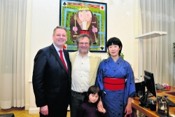 V.l.: Minister DI Andrä Rupprechter mit Künstler Reinhard Artberg, Tochter Maja und Frau Yuki vor dem Bild „Jolly-Joker“, das vom Ministerium angekauft wurde.