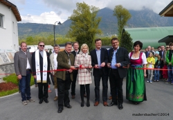 Die neue Zufahrtsstraße zum Gewerbepark eröffnet haben: Wirtschaftsbund-Obm Martin Hirner, LA Barbara Schwaighofer, Bgm Anton Hoflacher, LA Bgm Ing. Alois Margreiter. Dahinter Armin Mühlegger (Baustoffcenter), Pfarrer Piotr Stachiewicz, Josef Achleitner (Malermeister), Thomas Feller (Metallbau), Heidi Gwercher (Laserschnitt)