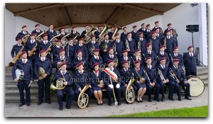 Erster öffentlicher Auftritt mit neuer Uniform: Werkskapelle Sandoz mit Kapellmeister Wolfgang Marksteiner und Obmann Bernhard Rendl (Mitte)