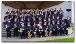 Erster öffentlicher Auftritt mit neuer Uniform: Werkskapelle Sandoz mit Kapellmeister Wolfgang Marksteiner und Obmann Bernhard Rendl (Mitte)