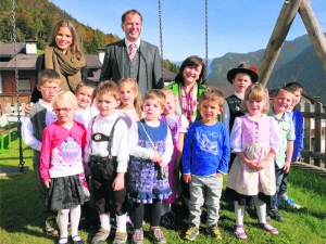 2014 wurde der Kindergarten in Aschau aufgesperrt. Kindergarten-Leiterin Alina Winkler, Bürgermeister Hannes Neuhauser und LR Dr. Beate Palfrader mit den Kindern bei der Eröffnung.