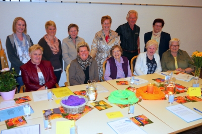 Die Kundler „SelbA-Gruppe“ mit Trainerin Iris Greiderer (1.v.l.), Obfrau GR Wilma Kurz (2.v.l.) sowie Trainerin Christine Gratt (3.v.l.)