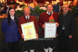 Anita Schneider (Bezirksjugendreferentin), Johann Mittner (Ehrenurkunde vom Blasmusikverband Tirol für 55 Jahre gemeinnütziges Wirken), Othmar Hausberger (Silbernes Verdienstzeichen des Landesverbandes), Bgm Manfred Stöger