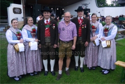 Kpm Michael Klieber (Reith), Obmann Rudi Puecher (Brixlegg), Obmann Josef Lettenbichler (Reith) mit den vier feschen Marketenderinnen der Bundesmusikkapelle Reith