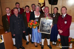 Ehrenmitglied Anton Zeindl mit Freundin (Bildmitte) mit Gratulanten: Philipp Oberhuber (1.v.l.), Bgm Werner Entner (2.v.l.), Bez-Obmann Otto Hauser (3.v.l.), Kpm Christian Ledermair (4.v.l.), Franz Mühlbacher, Obfrau Teres Mair (2.v.r.), Bez-Kpm Gerhard Guggenbichler (1.v.r.)