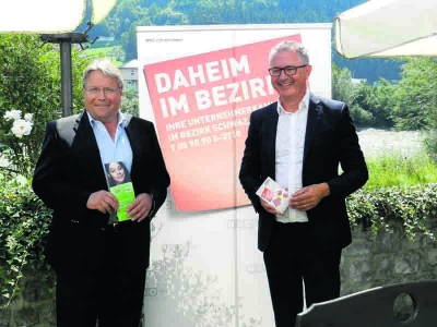 Franz Hörl und Stefan Bletzacher beim Pressegespräch im Schloss Mitternhart in Vomp über die aktuelle wirtschaftliche Situation im Bezirk und den aktuellen Anliegen der Wirtschaft im Bezirk Schwaz.