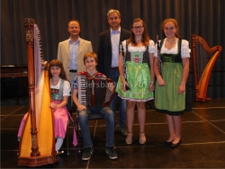 Stellvertretend für alle auftretenden Künstler ein Spitzenquartett mit Maria Magdalena HAAS, Alexander NIEDERMAIR, Nina WIDAUER und Eva EMBACHER - dahinter Direktor Mag Johannes PUCHLEITNER (LMS-Wörgl) und Musikschulleiter Michael KLIEBER (Kundl/Breitenbach) 