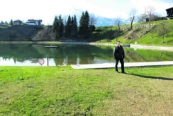 Amtsleiter Ludwig Moser garantiert unbeschwertes Schwimmvergnügen im Reither See.