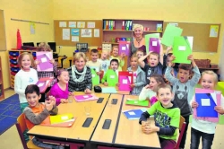 Bücher werden mit Karton-Mappen geschützt, Hefte haben stärkere Karton-Einbände. Die Volksschule Kramsach verzichte auf Plastik, wo es geht! Im Bild: Dir. Heidemarie Huber, Klassen-Lehrerin Maria Holzmann mit Schülern der Klasse 1a.