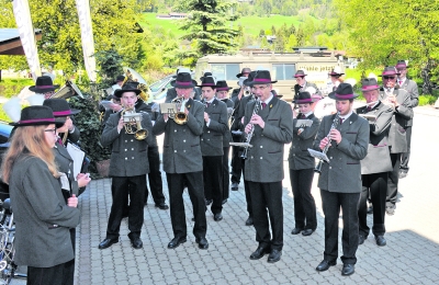 Am Staatsfeiertag spielen die Musikkapellen allerorts auf – so wie hier die BMK Mariathal am Parkplatz des ROFAN-KURIER.
