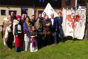 Vize-Bgm Friedrich Fischler mit dem neu gegründeten Radfelder Mittelalterverein „Salutem-Tyrolis“ auf dem Dorfmarkt