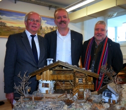 Krippenverein-Obmann Alois Auer, Obm-Stv Krippenbaumeister Hans Mayr, Stv. Otto Lottersberger in der Werkstatt des Krippenvereines Brandenberg