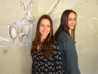 Die beiden HTL-Schülerinnen Sandra Winkler und Lena Wöll vor ihrer Projektarbeit in der NMS Brixlegg