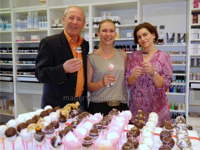 Vize-Bgm Johann Mittner, die beiden Organisatorinnen der Ausstellung Silvia Stromberger (Silvia’s Cake Pops) und Carolina Glaser (Tiroler Originale)