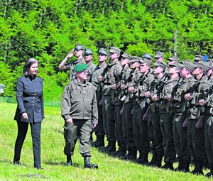Landesrätin Patricia Zoller-Frischauf und der Tiroler Militärkommandant Generalmajor Herbert Bauer schreiten gemeinsam die Front der angetretenen Soldaten ab.