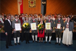 LA Bgm Ing. Alois Margreiter, Kpm Oswald Ingruber (Grüne Verdienstmedaille), Bez-Obm Otto Hauser, Hannes Auer mit Gattin (40 Jahre), Hannes Thaler mit Gattin (40 Jahre), Siegfried Ingruber (Stabführerabzeichen), Obfrau Anita Schneider