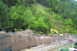 Der neue Steinschlag-Schutzdamm und die neuen Steinschlag-Schutznetze machen das Gewerbegebiet Schlitters Nord wieder sicher.