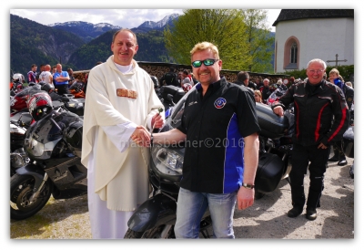 Obmann Andreas Rupprechter bedankt sich bei Pfarrer Dr. Piotr Stachiewicz für die Segnung der Fahrer und Motorräder