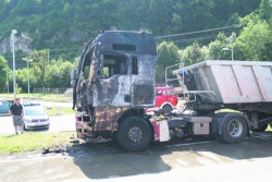 Der LKW brannte komplett aus, ein Übergreifen der Flammen auf den Tank konnte von der FF Brixlegg verhindert werden. 