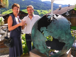 Dr. Monika Sommer-Sieghart (Europa Forum Alpbach), Künstler Georg Margreiter mit seiner Arbeit „Das blaue Wunder“ für das Congress Centrum Alpbach