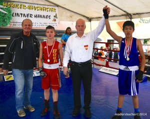 Marcel Meinl (Rot) vom BC Bounce aus Wien unterlag Muchamed Zharylgasynov vom BC Dornbirn (Blau) in der Klasse Schoolboys (bis 48 kg)