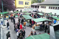 Seit 1989 kann man jeden ersten Samstag im Monat am Bauernmarkt in Brixlegg regionale Spezialitäten direkt vom Erzeuger aus der Region beziehen.