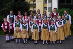 Jugendgruppe D’ Reitherkogler, Gruppenfoto vor ihrem großen Auftritt mit ihren drei Betreuern Martina Larch (l.h.), Manuel Vorhofer und Johanna Gschösser (r.h.)