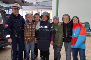 Gruppeninspektorin Tanja Rohregger repräsentierte beim Blaulichttag in der Volksschule Brandenberg die Polizeiinspektion Kramsach