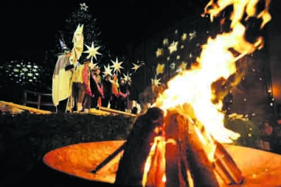 An den Adventsamstagen erstrahlt Rattenberg im Schein der vielen Sterne, Kerzen und Feuerstellen.