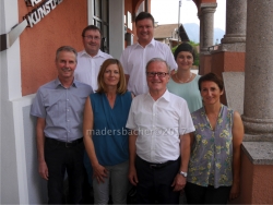 SPRENGEL-VORSTAND (vorne) Sprengelarzt Dr Georg BRAMBÖCK, Pflegedienstleiterin Maria HOFLACHER , Obmann Mag Bernhard SIGL, Obmann-Stv Marlene DESSL, (dahinter) Peter HOHLRIEDER, Bgm Anton HOFLACHER, Geschäftsführerin Mag Sabine EDER-UNTERRAINER – nicht auf dem Foto: LA Bgm Ing Alois Margreiter und Wilma Kurz