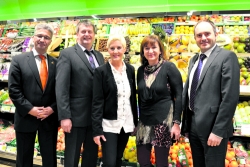 Bei der feierlichen Eröffnung des SPAR-Marktes Jenbach. V. li. nach re.: Bgm. Dietmar Wallner, SPAR-Kaufmann Peter Seder mit Gattin Silvia, LR Dr. Beate Palfrader und SPAR-GF für Tirol und Salzburg, Dr. Christoph Rissbacher. 