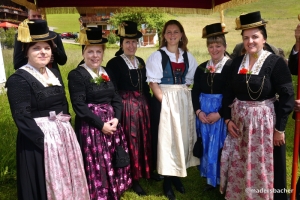 Bäuerinnen-Ausschuss Thierbach mit Ortsbäuerin Andrea Gruber (2.v.l.) unter dem restaurierten Himmel