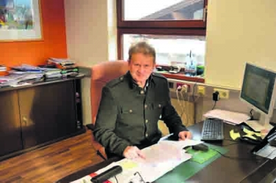 Der Münsterer Bürgermeister Werner Entner mit dem Gemeinde-Budgetplan für 2015.