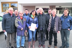 Angeführt von GR Karin Rupprechter (Mitte) aus Mehrn protestiert die gemeindeübergreifende Nachbarschaftsgruppe gegen den Betrieb eines Gesteins-Brechers. Vl.: Dipl. Wallner Jörg (Mehrn), Claus Motschmann (Vetreter der 47 Parteien in Marienhöhe), Thomas Fuchs (Mehrn), Johann Liedmayr (Marienhöhe), Peter Rendl (Bischofsbrunn),        2. Reihe: Renate Moser-Linder, Martin Moser, Klaus Gürtler (Bischofsbrunn), Christoph Fuchs (Mehrn) und Benedikt Schneider (Mehrn).         