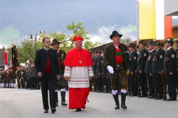 Abschreiten der Fronten: Bgm Hannes Neuhauser, Erzbischof Dr. Franz Lackner, Bundesminister Andrä Rupprechter, dahinter Schützenhauptmann Johannes Ampferer