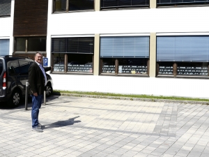 Bgm. Ing. Rudi Puecher vor dem zukünftigen Eingang der neuen Volksschule in Brixlegg