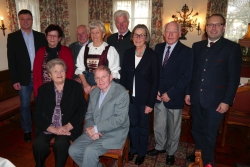 Vorne sitzend: Johanna und Josef Leitner (Diamantene), dahinter: Bgm Anton Hoflacher, Lore und Johann Messner (Goldene), Marianne und Simon Orgler (Goldene), Erika und Siegfried Laich (Goldene), BH-Stv Dr. Herbert Haberl