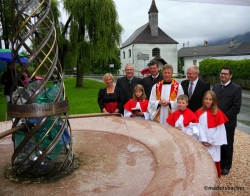 Fototermin am neuen Heilwasserbrunnen vor der Weidachkapelle in Kramsach: Vize-Bgm Mag. Karin Friedrich, Bgm Manfred Stöger, TVB-Obm Adolf Mauracher, Dekan Pfarrer Franz Auer mit seinen Ministranten, Dr. Ernst Fleischhacker von Wasser Tirol, TVB-GF Dir. Markus Kofler