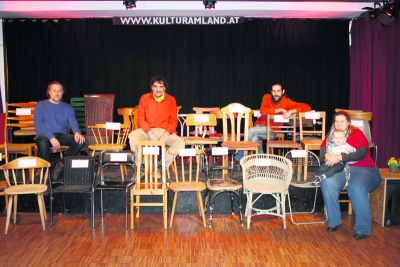 Wolfgang Leitner, Künstler Haki Kirchmaier, Obmann Armin Kirchmaier und Christine Lercher mit Maximilian sitzen auf Hakis Kunstwerk.