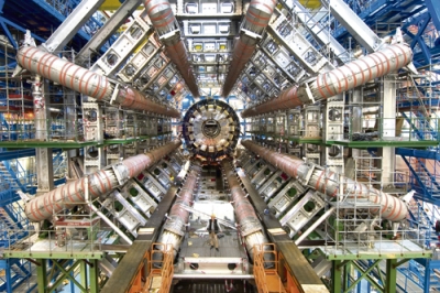 Im schweizerischen Cern (oder genauer gesagt: darunter) versuchen die Wissenschaftler des Europäischen Kernforschungszentrums mit Hilfe des größten Teilchenbeschleunigers der Welt Gott zu spielen.