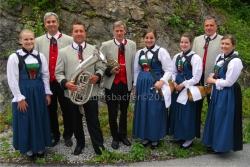 Moderatorin Stefanie Hechenblaikner, Kpm Michael Klieber, Solisten Hannes Astner und Markus Rieser, die beiden neuen Marketenderinnen Lisa Kruselburger und Maria Mair, Obm Josef Lettenbichler, Marketenderin Eva Gschösser